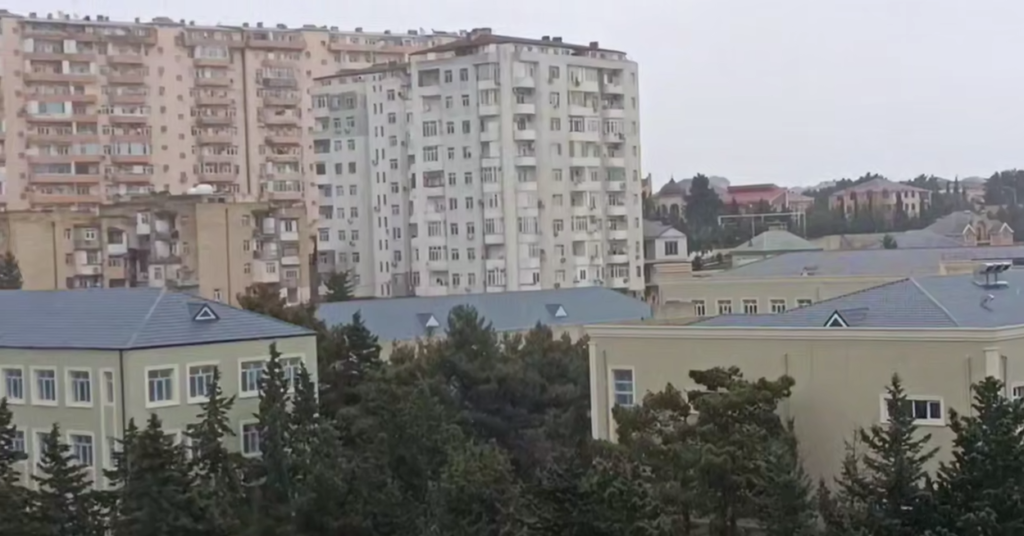 На данный момент в Баку идёт снег