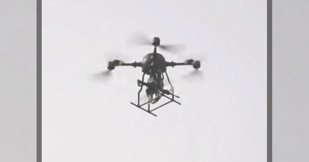 В Китае протестировали дрон-снайпер с винтовкой, сообщает South China Morning Post.