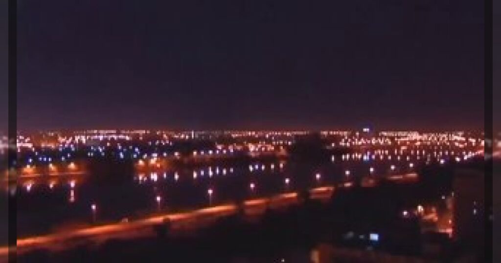 Так выглядели первые мгновения американской атаки в 2003 на военные базы в Ираке и дворцы Саддама Хусейна.