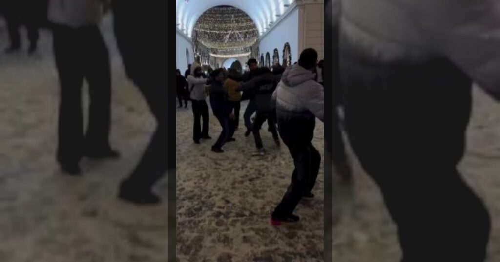 Индийские танцы на улицах новогодней Москвы