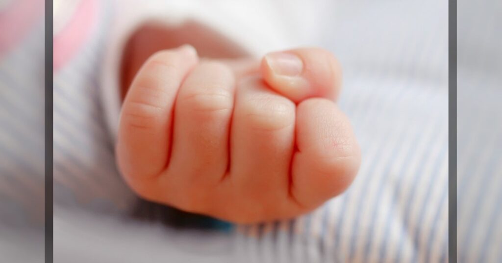 В Баку младенец, признанный врачами умершим, очнулся по дороге на похороны