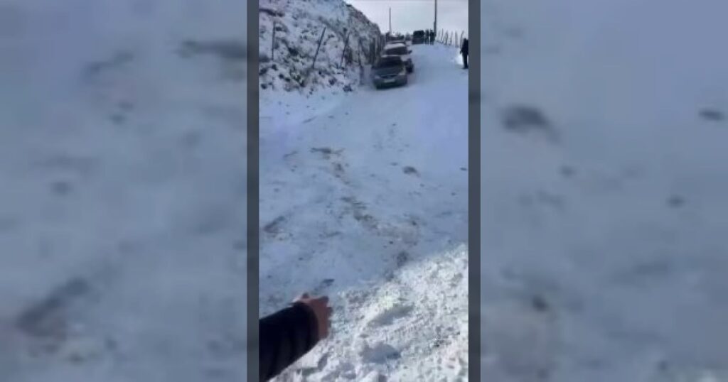 В Карабудахкенте в Дагестане на скользкой горной дороге произошло ДТП с участием нескольких автомобилей.