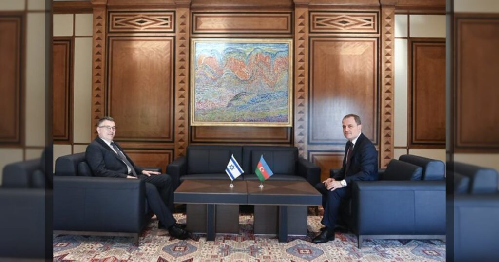 Глава МИД Азербайджана Джейхун Байрамов проводит встречу со своим израильским коллегой Гидеоном Сааром.