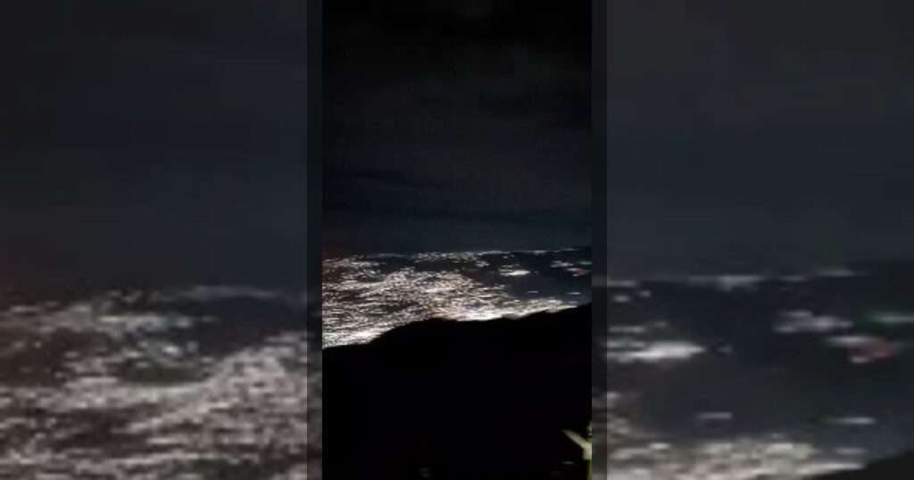 Сообщается, что помимо транспортных CH-47 Chinook также замечены и ударные AH-64 Apache, а атака была направлена на военные объекты.