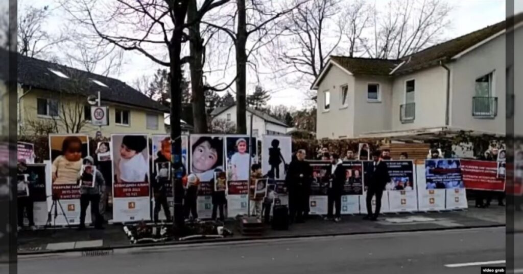 Антитаджикская кампания в России, судя по всему, получила старт из Кремля. Вероятно, это связано с акцией, прошедшей в декабре в Германии, где таджики вышли на протест после убийств таджикских детей в России, совершённых нацистами.