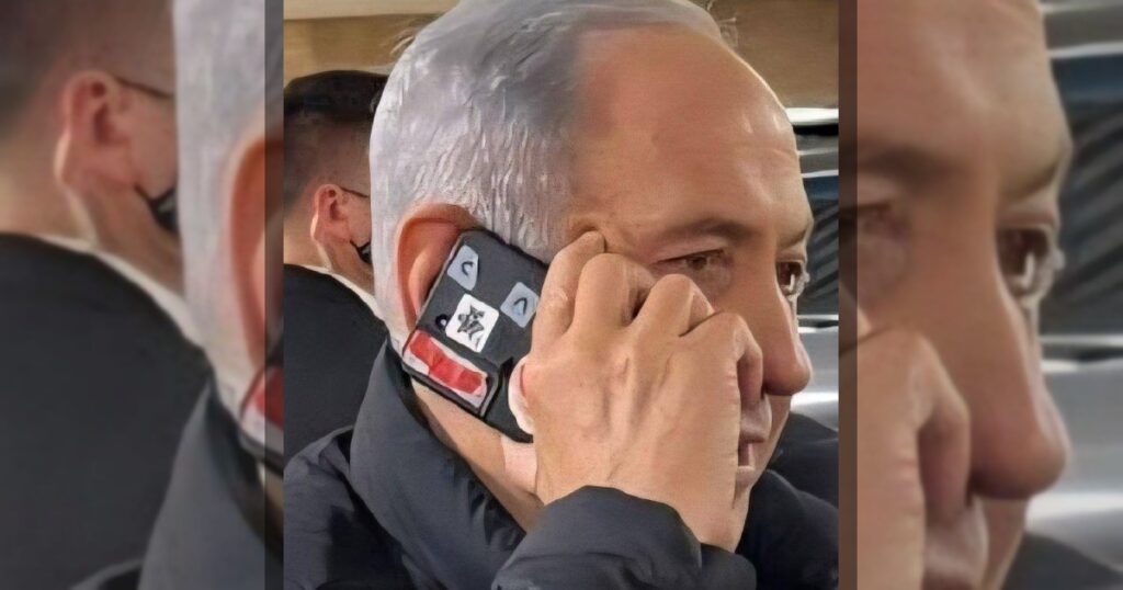 Нетаньяху пользуется телефоном с заклеенной камерой