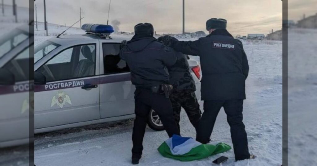 Российские силовики издеваются над символами Башкортостана, публично попирая его флаг. Такое отношение наглядно показывает, как в действительности воспринимают сам Башкортостан и его народ.