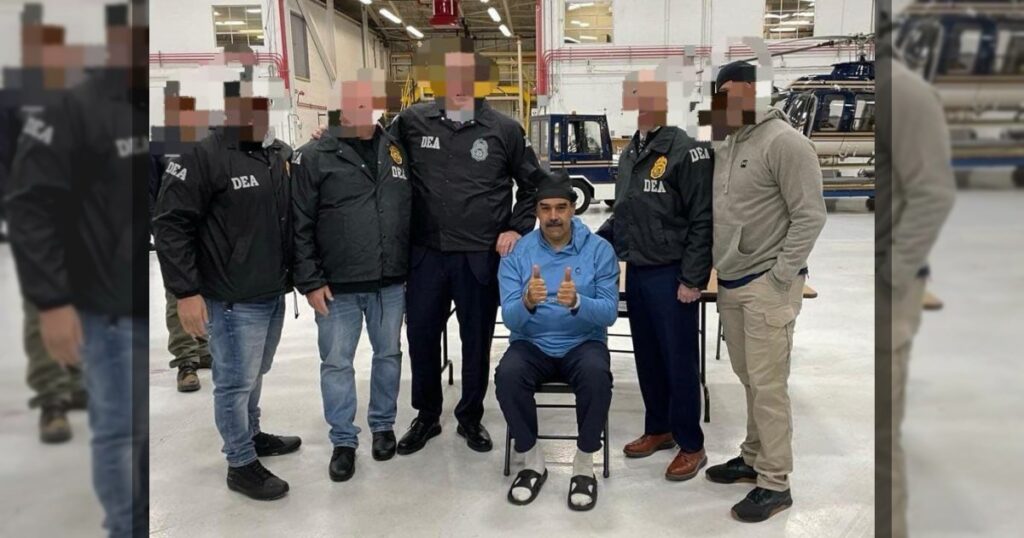 Появились первые кадры с президентом Венесуэлы Николасом Мадуро, доставленным в США.