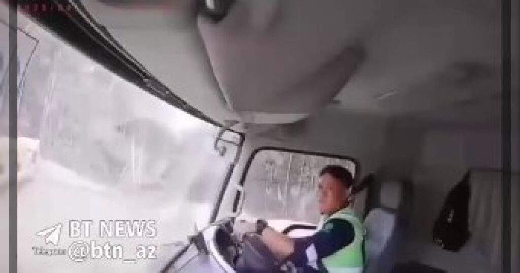 Оползень за секунды смел рабочих, бульдозер и грузовик в Индонезии.