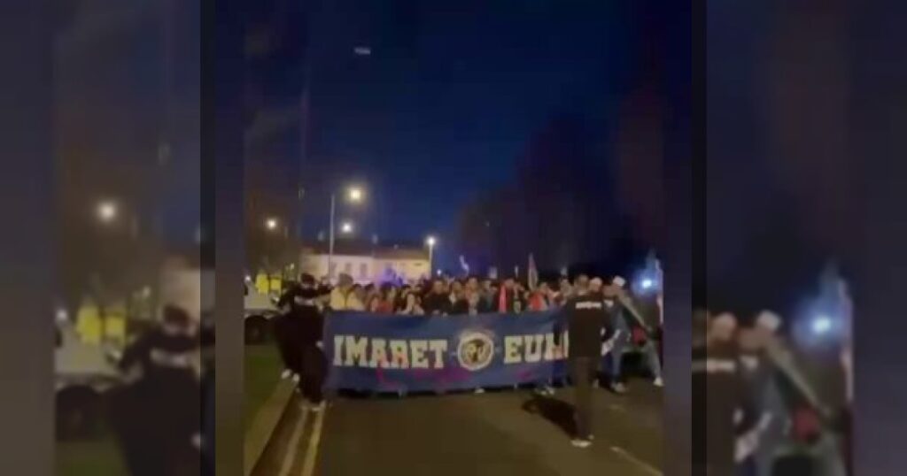 Болельщики «Карабаха» идут маршем к стадиону в Ливерпуле