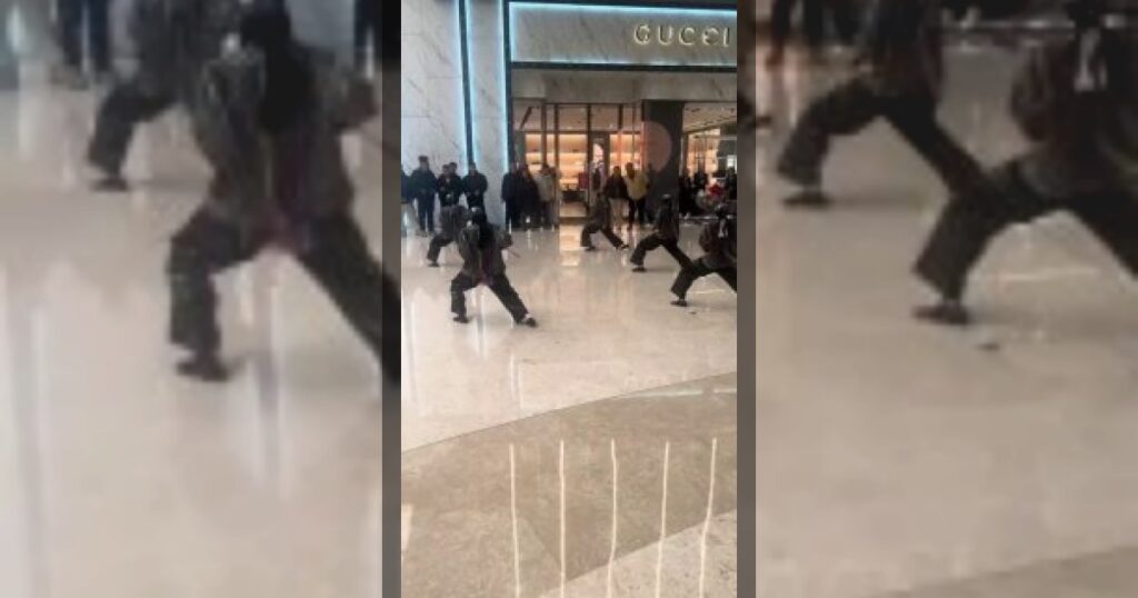 Робот-боец случайно вырубил напарника на глазах у зрителей.