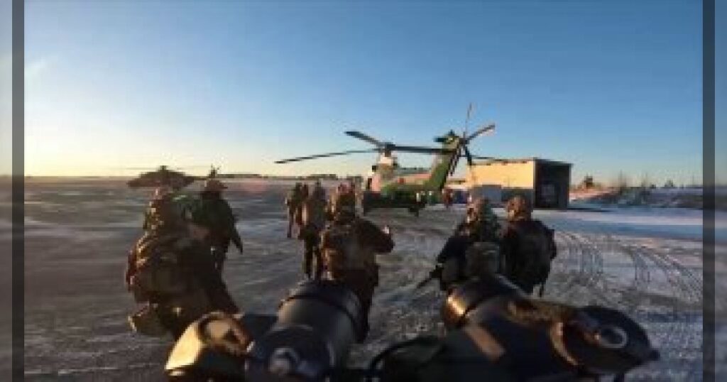 Кадры штурма грузового судна Fitburg спецподразделением Пограничной службы Финляндии.