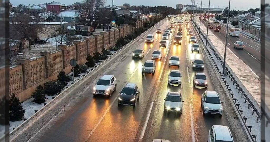 На Аэропортском шоссе в направлении центра движение транспорта затруднено из-за образования гололёда.