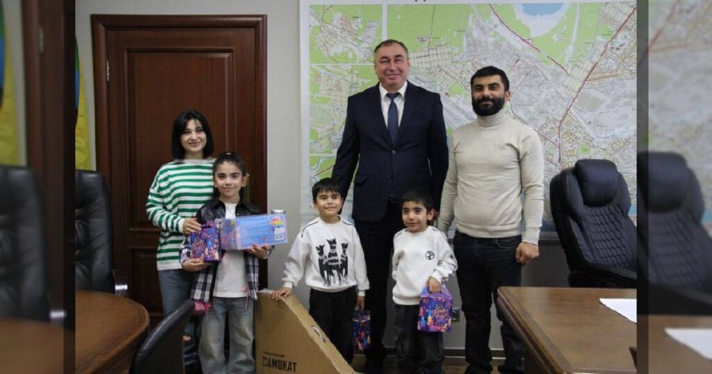 В России отец азербайджанской семьи попросил забрать новогодние подарки из-за национальной травли