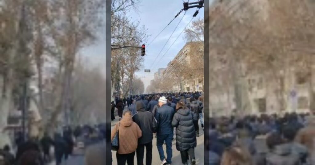 Шествие во главе с премьер-министром Армении Никол Пашинян началось в Ереване после рождественской литургии в кафедральном соборе Святого Григория Просветителя. Акцию сам глава правительства назвал «крестным ходом».