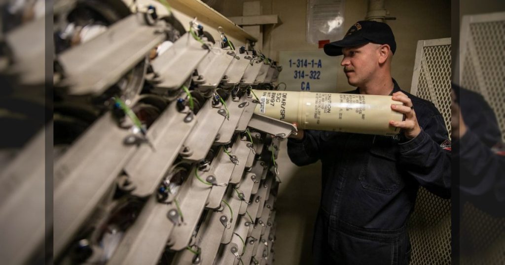 Центральное командование армии США (Сентком) в двух последних твитах показывают американский ракетный эсминец, размещённый на Ближнем Востоке, и американский грузовой самолёт и пишут, что «критический груз сможет быть доставлен по всему региону ответственности Центрального командования».