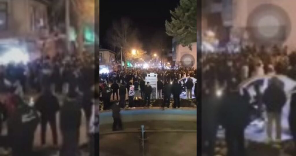 В городах Хой и Марага (Западный Азербайджан) также вспыхнули акции протеста. Участники вышли на улицы с лозунгами.