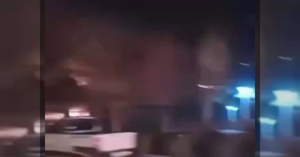 В Исфахан подожжены здание телевидения и радиостанции.