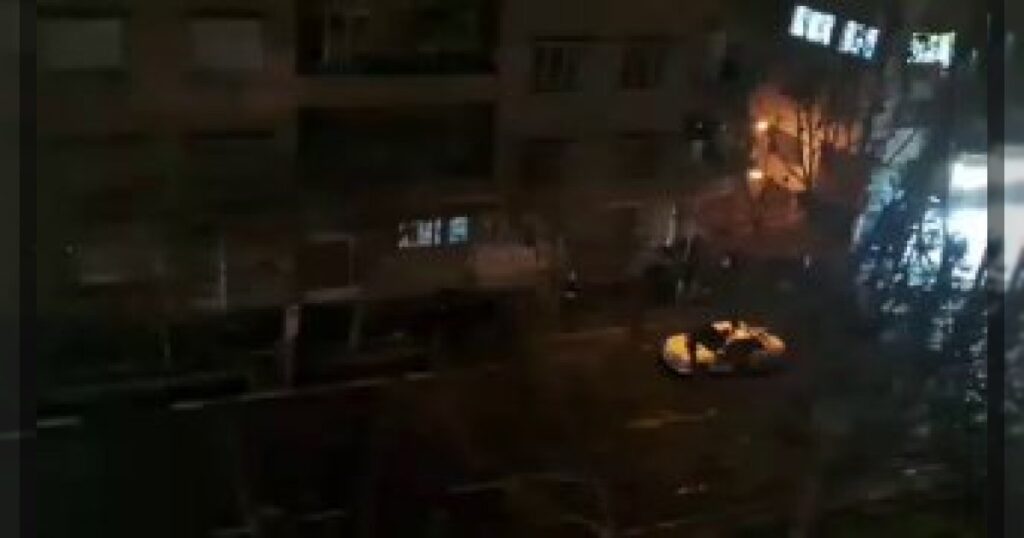 Иранские силы начали открывать огонь по протестующим.