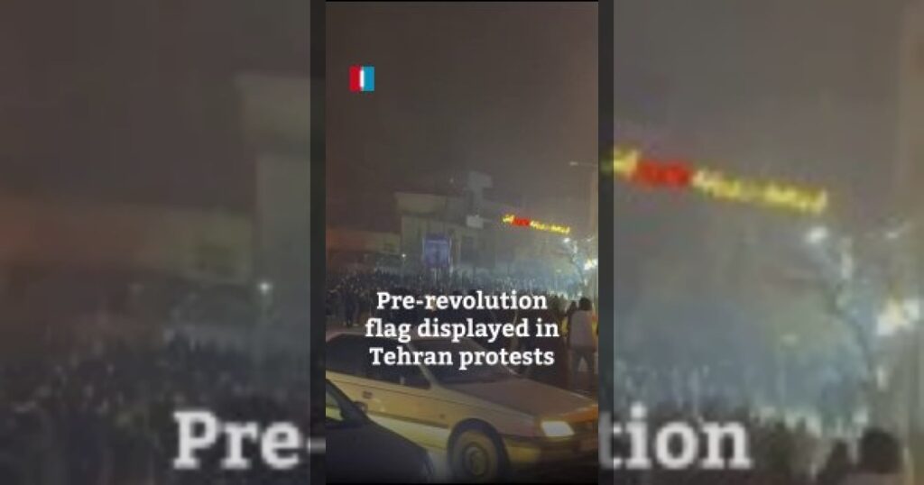 Участники акций протеста в Иране вывесили шахский флаг
