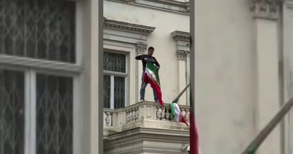 У посольства Ирана в Лондоне протестующие спустили иранский флаг
