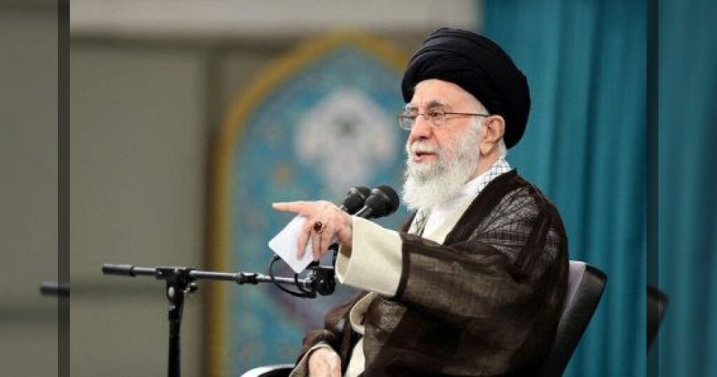 Верховный лидер Ирана Хаменеи привел Корпус стражей Исламской революции (КСИР) в состояние беспрецедентной боевой готовности, пишет The Telegraph. Отмечается, что это даже выше, чем во время 12-дневной войны с Израилем в июне 2025 г.