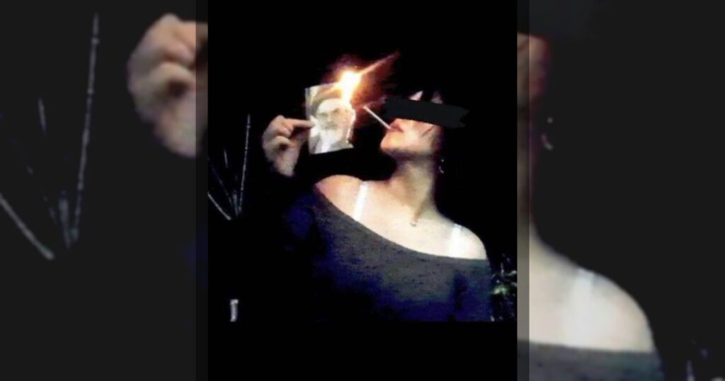 Женщины в Иране запустили флешмоб, прикуривая сигареты от подожженных портретов верховного лидера Али Хаменеи.