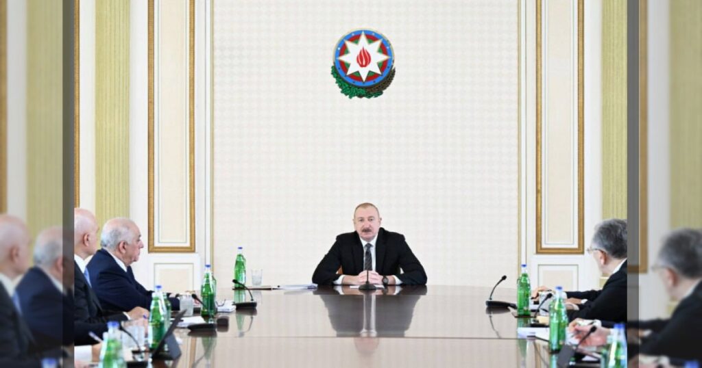 Президент Азербайджана Ильхам Алиев заявил, что во время ливней Баку, как и многие другие города мира, сталкивается с серьёзными транспортными и инфраструктурными проблемами. Для снижения последствий осадков в столице планируется строительство новой коллекторной сети для дождевых вод на 30 улицах.