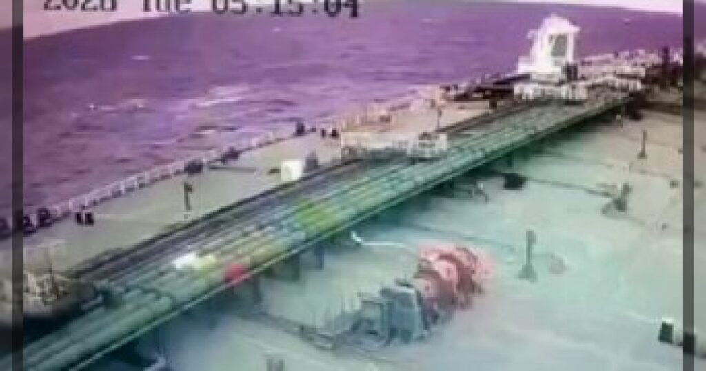 Кадры вчерашнего удара БПЛА по танкеру в Черном море около Новороссийска.