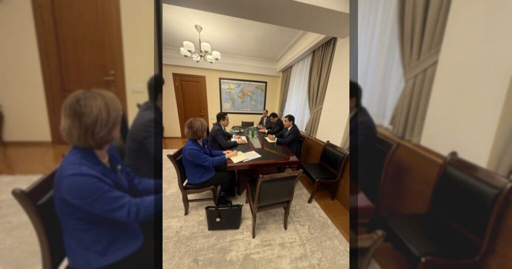 Посол Казахстана в Азербайджане Алим Байел встретился с помощником Президента Азербайджана по внешней политике Хикметом Гаджиевым. Стороны подвели итоги сотрудничества за год и обсудили планы на будущее.