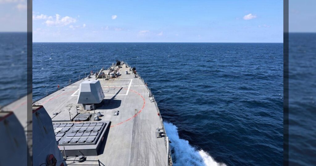 Фото с авианосца «Теодор Рузвельт» подчёркивают близость к Ирану