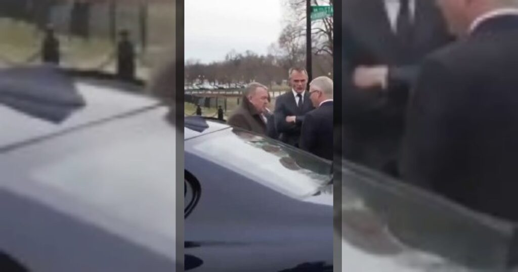 Министр иностранных дел Дании и министр иностранных дел Гренландии расслабляются с сигаретой после видимо очень напряжённой встречи вчера в Белом доме с вице-президентом Венсом и госсекретарем Рубио.