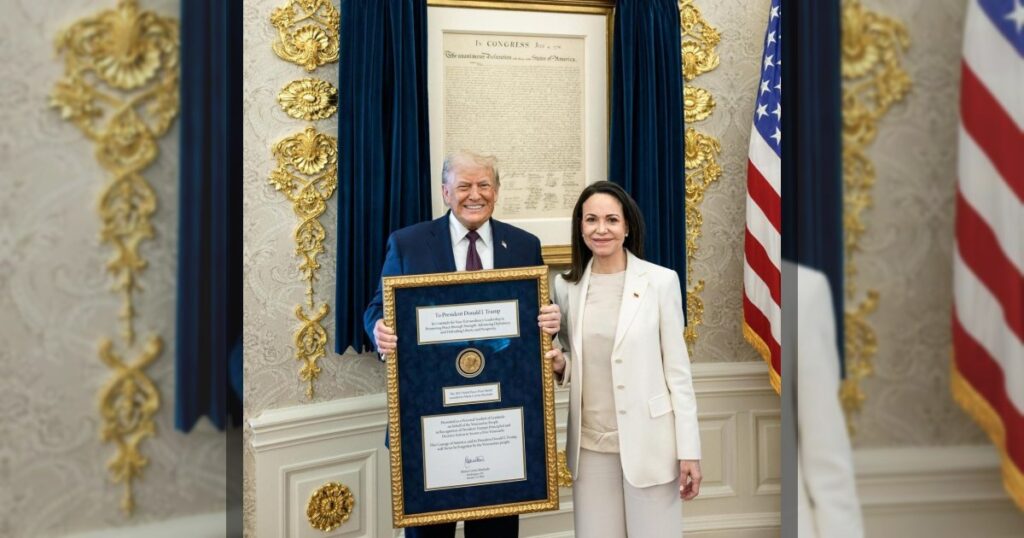 Трамп принял от Мачадо медаль Нобелевской премии мира, передаёт Fox News.