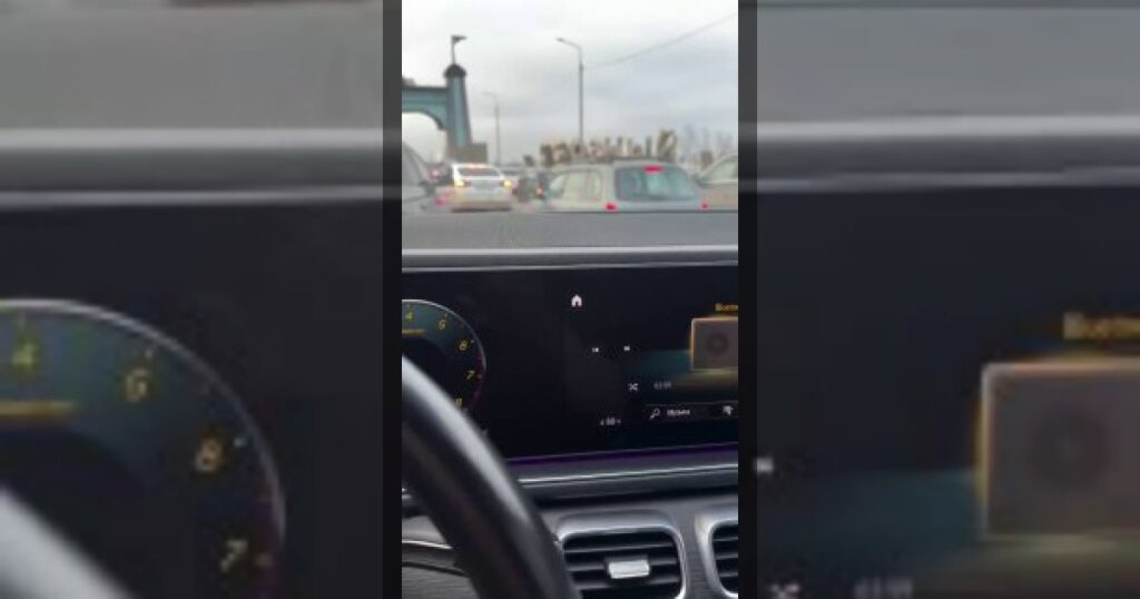 В сети распространяются видео с пробками и машинами скорой помощи в Грозном на фоне сообщений о ДТП с участием Адама Кадырова.