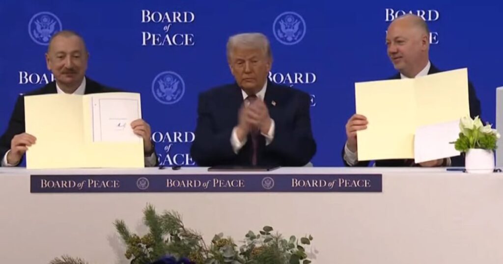 Ильхам Алиев подписал в Давосе документ о присоединении Азербайджана к Совету мира.