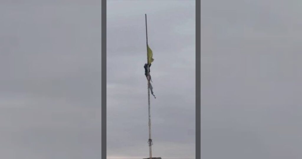 Жители населенных пунктов, освобожденных сирийской армией, сорвали и уничтожили символику террористической организации YPG/PKK.