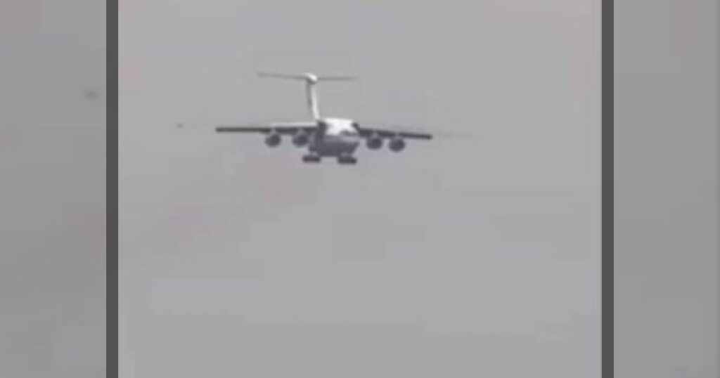 Посадка российского самолёта в аэропорту Камышлы сегодня днём — это первый такой случай с момента падения режима Башара Асада.