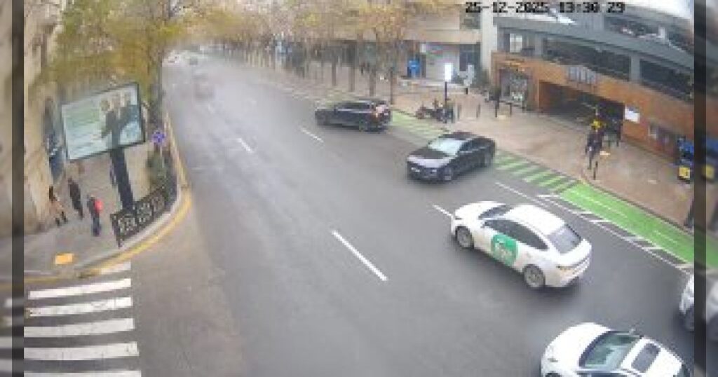 Во время ДТП в Баку на несовершеннолетнего упали перила.