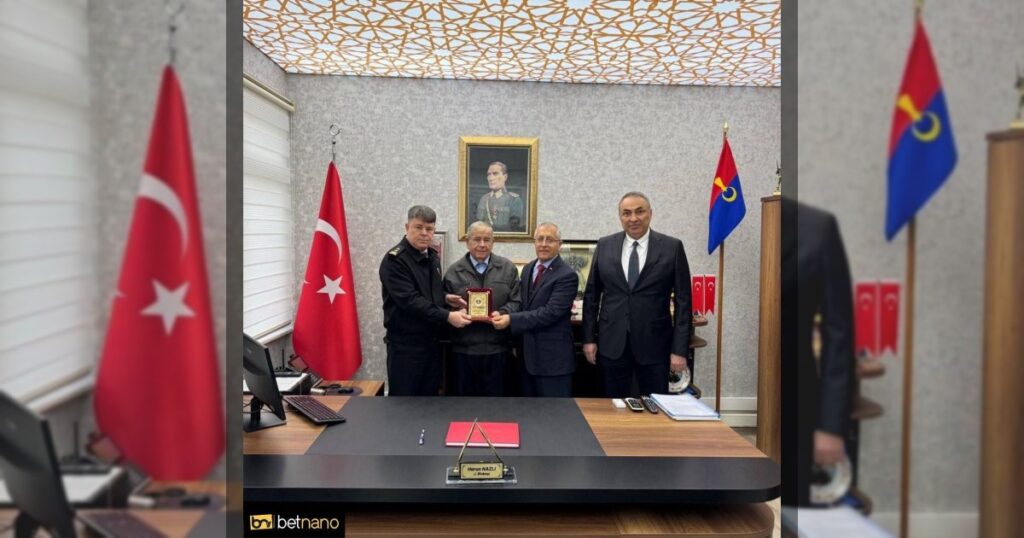 В Бурсе Турция 78-летний фермер пожертвовал жандармерии всю свою собственность стоимостью 70 млн турецких лир (примерно 2 740 000 AZN)