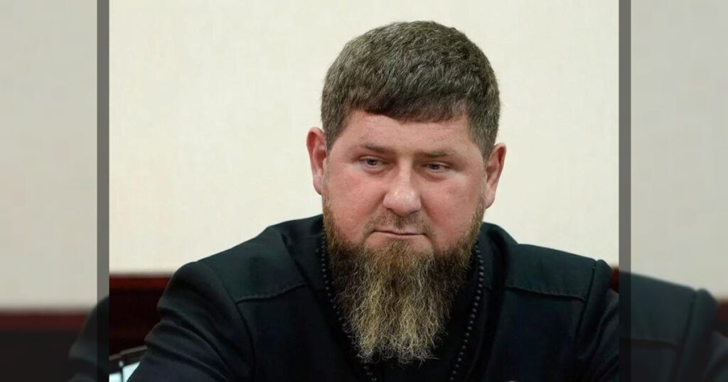 Главу Чечни Рамзана Кадырова в ночь с 24 на 25 декабря экстренно госпитализировали в Москве. Об этом сообщает Новая газета Европа со ссылкой на свой источник.