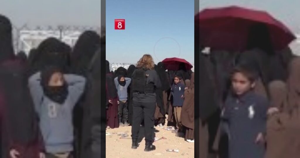 Женщину-репортера турецкого телеканала закидали камнями у лагеря беженцев на Ближнем Востоке.