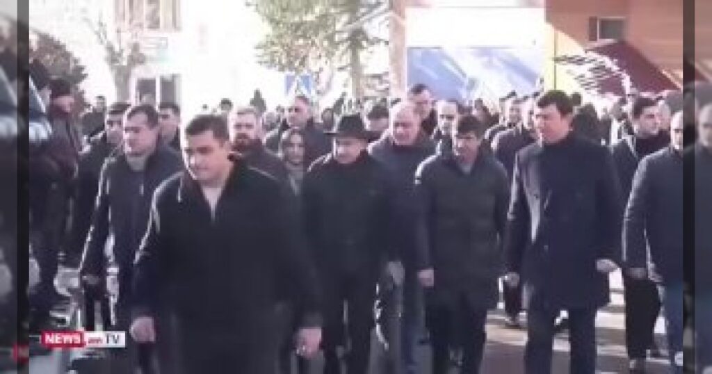 Во время посещения Пашиняном армянской церкви в Таллинне, один из местных горожан включил песню «Нолду, Пашинян».‌‌