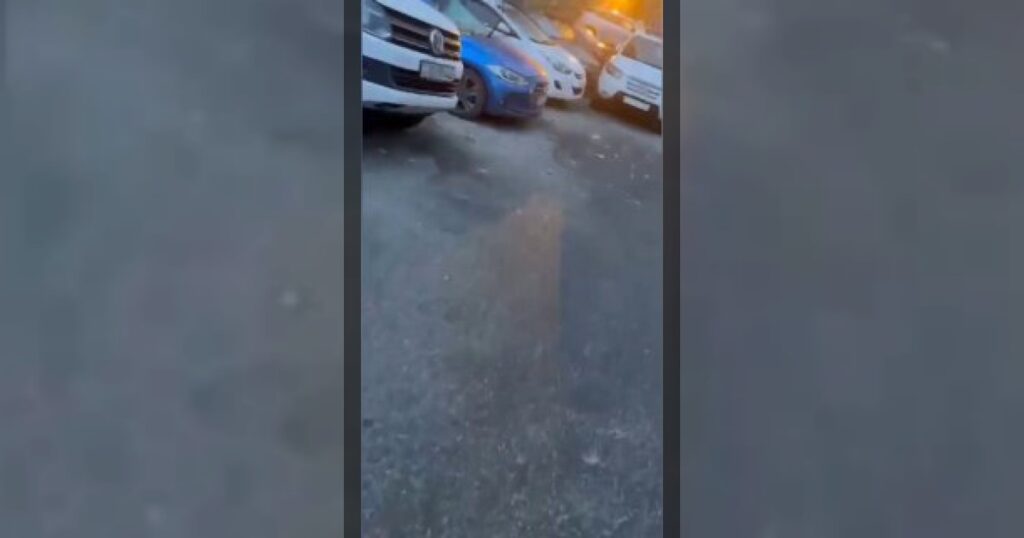 Сильный ветер в Баку привёл к последствиям: фасад здания сорвался и повредил автомобили.