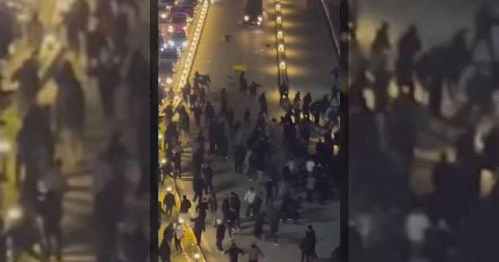 Иранские силы правопорядка въезжают на полицейских автомобилях в толпу и давят протестующих.