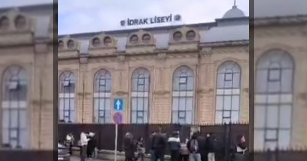 Преподаватель лицея İdrak в Баку был застрелен учеником 10-го класса, сообщают СМИ.