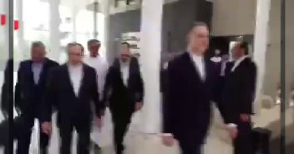 Министр иностранных дел Ирана Аббас Аракчи и иранская делегация прибыла в Оман для участия в переговорах.