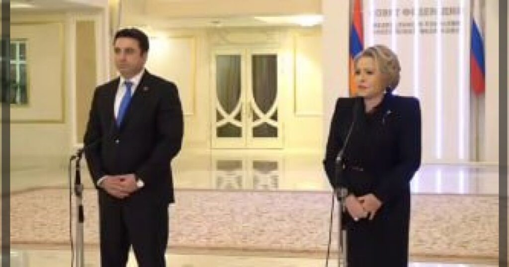 На встрече Симоняна и Матвиенко всё быстро стало напряжённо. Российская пресса зашла не с вопросами, а с претензиями — набор знакомый до зевоты: «репрессии», «церковь», «кто тут главный гарант».