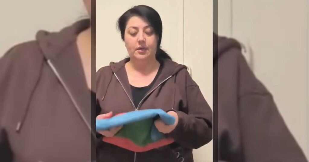 Манкуртка, покинувшая Азербайджан, открыто демонстрирует неуважение к флагу Азербайджана и фиксирует это на видео. По имеющимся данным, в настоящее время она проживает в Израиле.