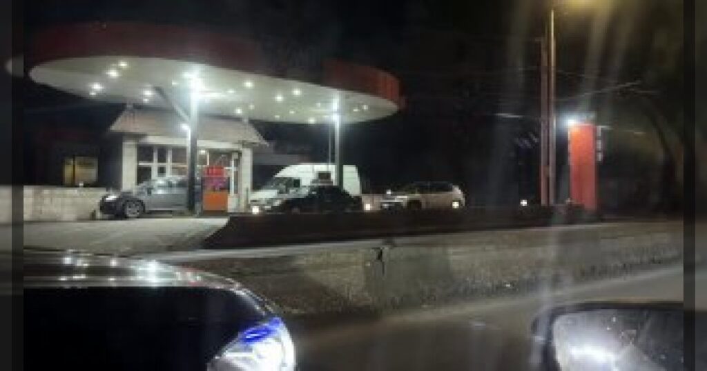 Армянские медиа публиковали видео, как армяне стоят в очереди за азербайджанским бензином на заправке RAN Oil, который продается дешевле, чем бензин на других заправках.