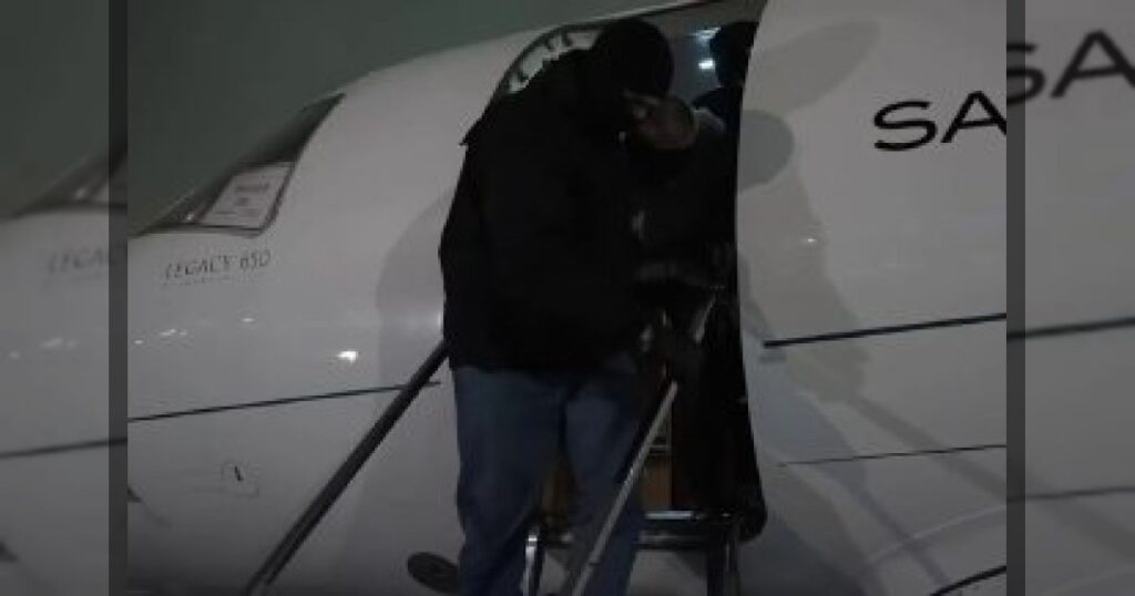 В Объединённых Арабских Эмиратах задержан и экстрадирован в Россию исполнитель покушения на генерал-лейтенанта Алексеева в Москве. Об этом сообщили в ФСБ России.